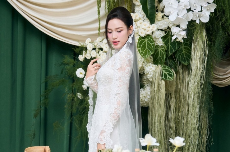Đỗ Thị Hà ưu tiên màu xanh - trắng khi trang trí tư gia. Cô tỉ mỉ chọn hoa tươi để bàn.