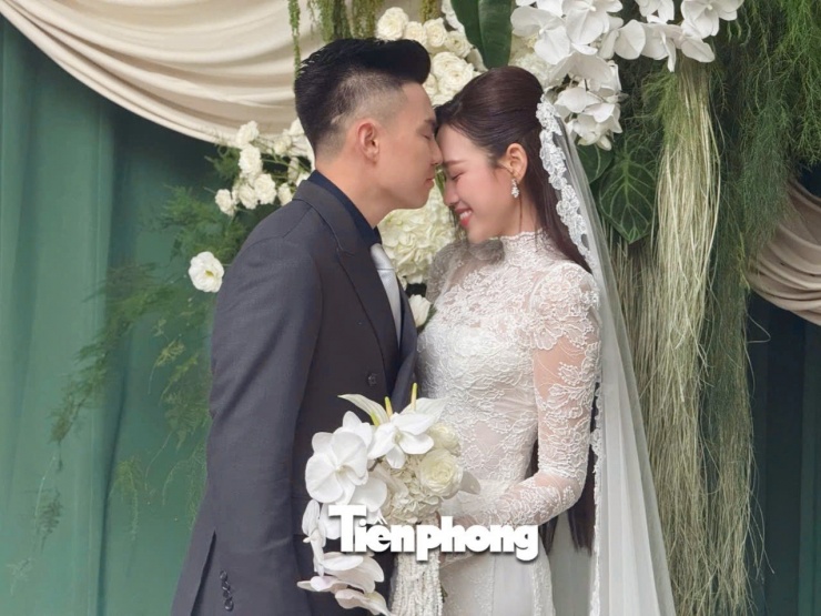 Chú rể Viết Vương xuất hiện trong trang phục vest lịch lãm. Viết Vương ân cần với Đỗ Thị Hà trong lễ ăn hỏi.