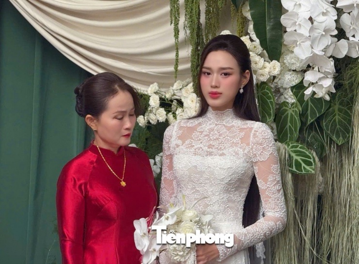 Cô dâu rưng rưng nước mắt khi nghe những lời dặn dò của cha mẹ.
