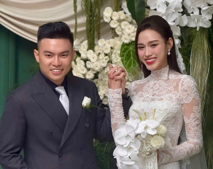 Đỗ Thị Hà và doanh nhân Viết Vương tìm hiểu từ năm 2024. Họ luôn giữ kín chuyện tình cảm trên mạng xã hội. Tới lễ nạp tài, Đỗ Thị Hà mới đăng ảnh cận mặt chú rể.