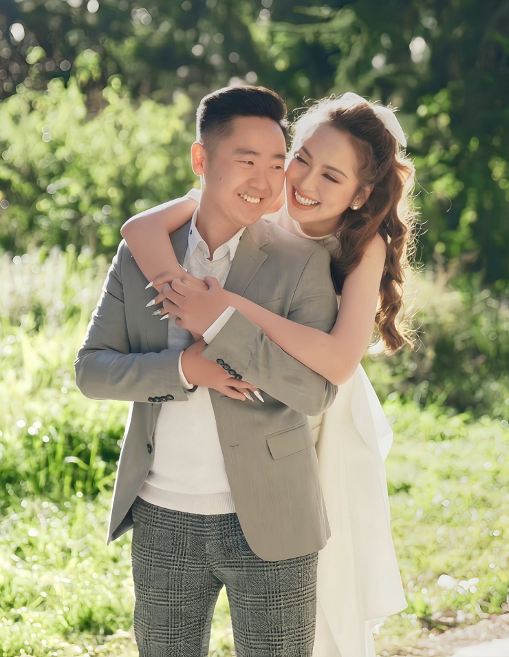 Theo hoa hậu, thời điểm chụp ảnh vợ chồng cô mới hẹn hò chưa lâu. Trước đó David Lieu có 5 năm yêu thầm Diễm Hương nhưng không dám thổ lộ.