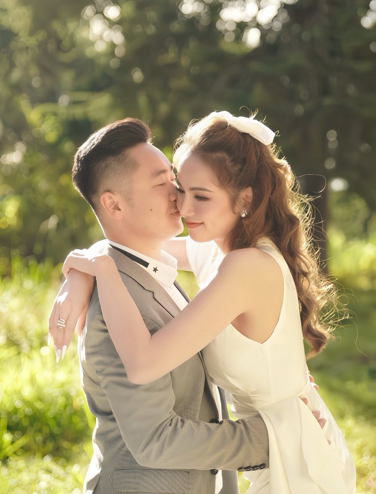 Theo hoa hậu, chồng cô đã gây bất ngờ cho nhiếp ảnh gia Quốc Huy - người giúp cả hai thực hiện bộ ảnh cưới.