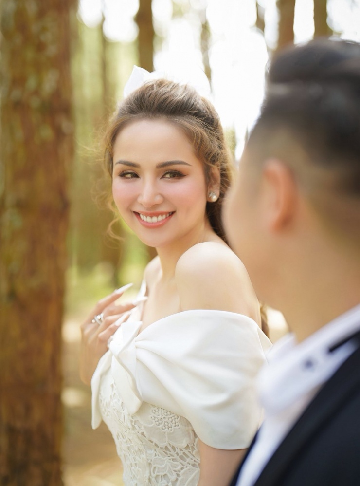 Hoa hậu bày tỏ cô không quan trọng phải có bộ ảnh cưới hoành tráng mà chỉ muốn lưu giữ những khoảnh khắc ngọt ngào, ý nghĩa của hai vợ chồng.