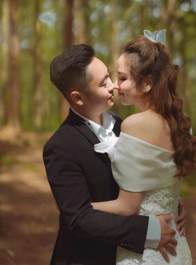 Đến nay vợ chồng Diễm Hương đã về chung nhà gần hai năm và chuẩn bị đón thành viên mới đến với tổ ấm vào tháng 12.