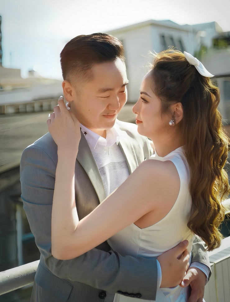 Hoa hậu kể cô không mang theo êkíp hùng hậu, chỉ có hai vợ chồng và nhiếp ảnh gia Quốc Huy đồng hành trong quá trình thực hiện album cưới.