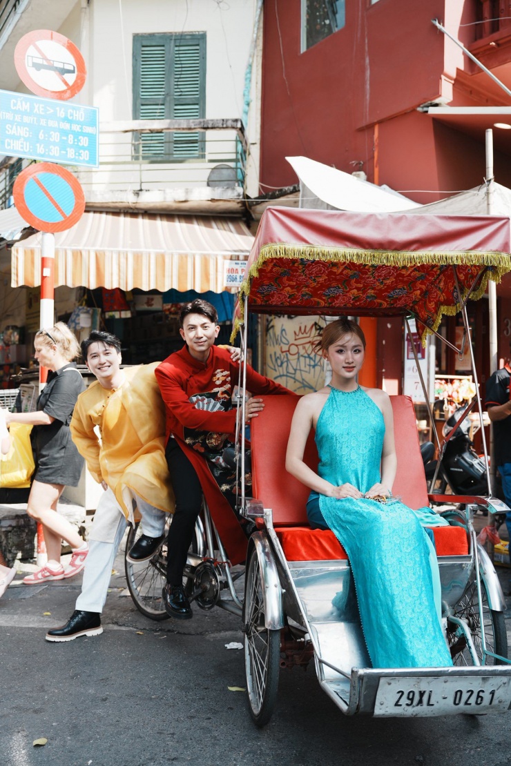 Mới đây, ca sĩ trẻ XIRI gây sốt khi xuất hiện bên cạnh 2 "nam thần" VFC là Hoàng Anh Vũ và Huỳnh Anh.