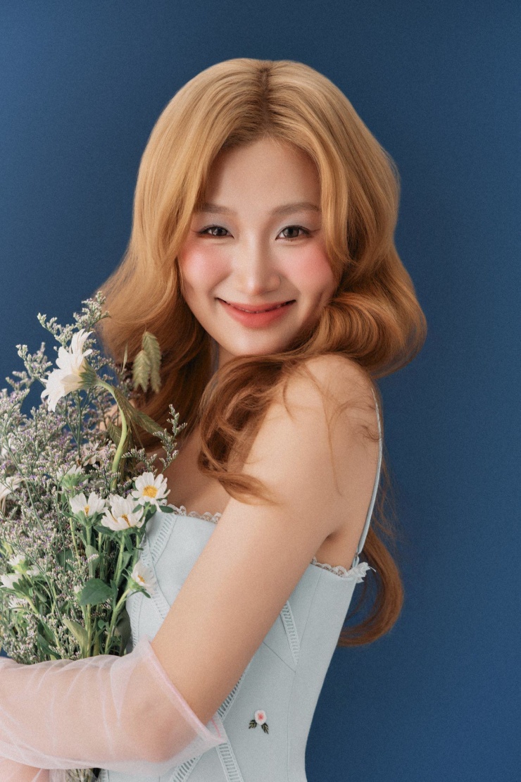 Gần 1 năm sau khi ra mắt MV đầu tay “Chờ em lớn nhé”, XIRI tập trung phát triển chuyên môn thanh nhạc, guitar, piano, nhạc cụ dân tộc và vũ đạo. Cô nàng sắp ra mắt EP chủ đạo thể loại Pop với chủ đề thanh xuân vườn trường, hứa hẹn sẽ trình diễn đa dạng kỹ năng chơi đàn guitar, piano và đàn nhị.