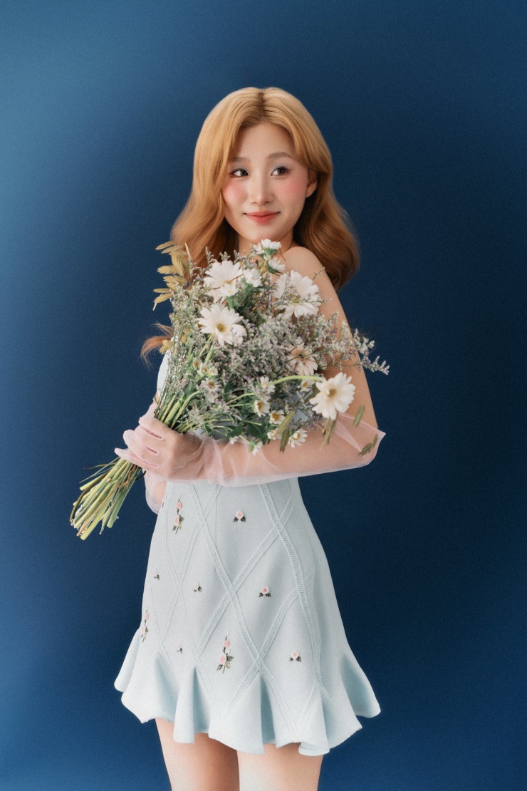 Trong bộ ảnh mới thực hiện, XIRI diện chiếc đầm pastel dịu mắt, trang điểm nhẹ nhàng, khoe phong cách trong trẻo. Ca sĩ Gen Z cho biết đây cũng là hình ảnh được cô theo đuổi gần đây.
