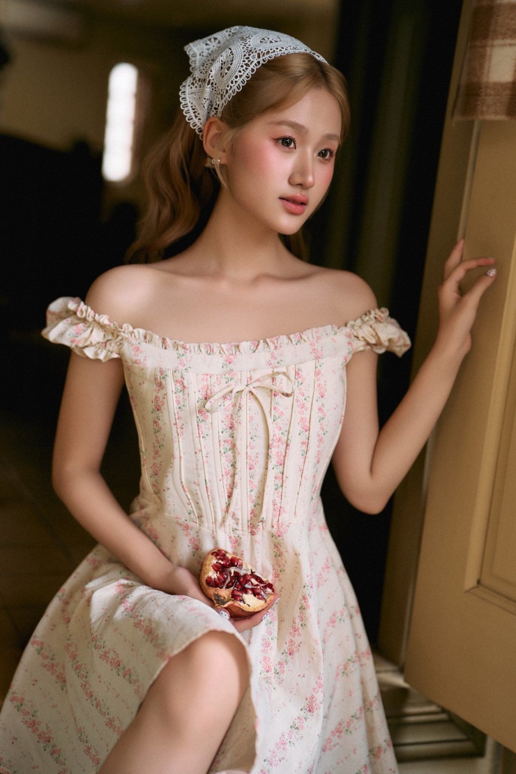 Phong cách trang điểm và làm tóc của XIRI cũng được chăm chút kỹ lưỡng, với mái tóc uốn xoăn nhẹ nhàng, điểm xuyết khăn ren trắng, góp phần tăng thêm nét nữ tính và sự tinh khôi cho tổng thể hình ảnh.