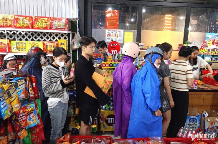 Người dân Đà Nẵng đổ xô đi mua lương thực trước khi bão đổ bộ.