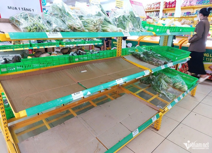 Dân Đà Nẵng chen chân mua lương thực chống bão số 12, siêu thị 'cháy hàng' - 3