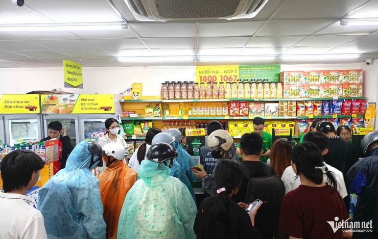 Các cửa hàng ở phường Hòa Khánh và Liên Chiểu đông kín người mua.