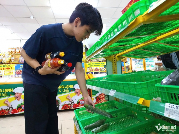 Trần Anh Đức – sinh viên Trường ĐH Bách khoa Đà Nẵng cho biết, do lo ngại mưa bão ảnh hưởng đến việc đi lại và mua sắm nên chủ động dự trữ nhu yếu phẩm dùng trong 3 ngày.