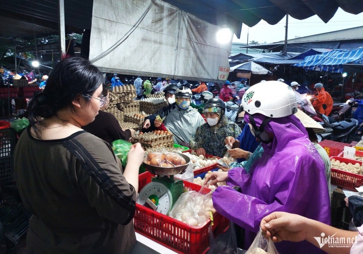 Ở các chợ dân sinh lượng người mua cũng đông kín. 