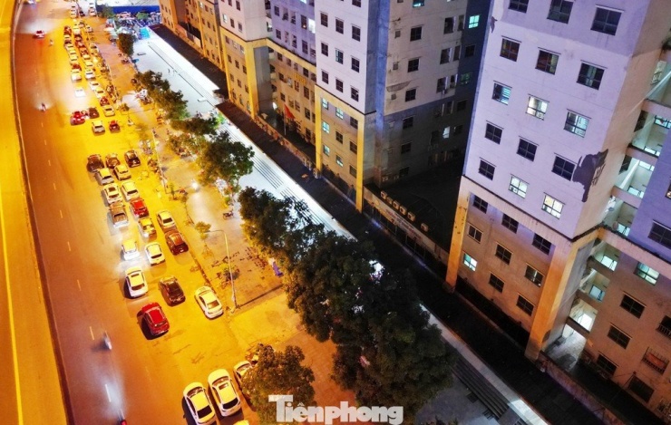 Cận cảnh tuyến đường được Trưởng Phòng CSGT Hà Nội nói 'về đêm là thành bãi xe khổng lồ' - 1