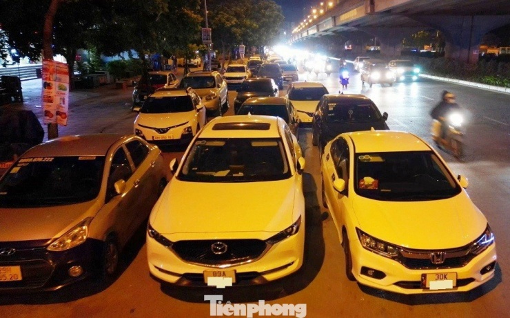 Cận cảnh tuyến đường được Trưởng Phòng CSGT Hà Nội nói 'về đêm là thành bãi xe khổng lồ' - 2