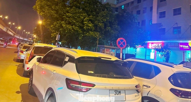 Cận cảnh tuyến đường được Trưởng Phòng CSGT Hà Nội nói 'về đêm là thành bãi xe khổng lồ' - 3