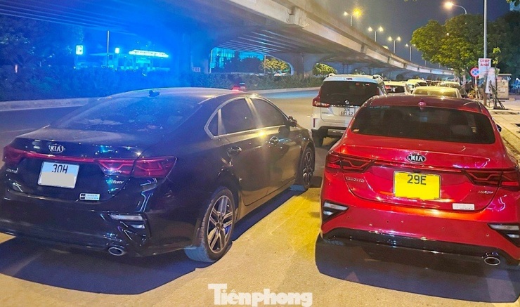 Cận cảnh tuyến đường được Trưởng Phòng CSGT Hà Nội nói 'về đêm là thành bãi xe khổng lồ' - 4