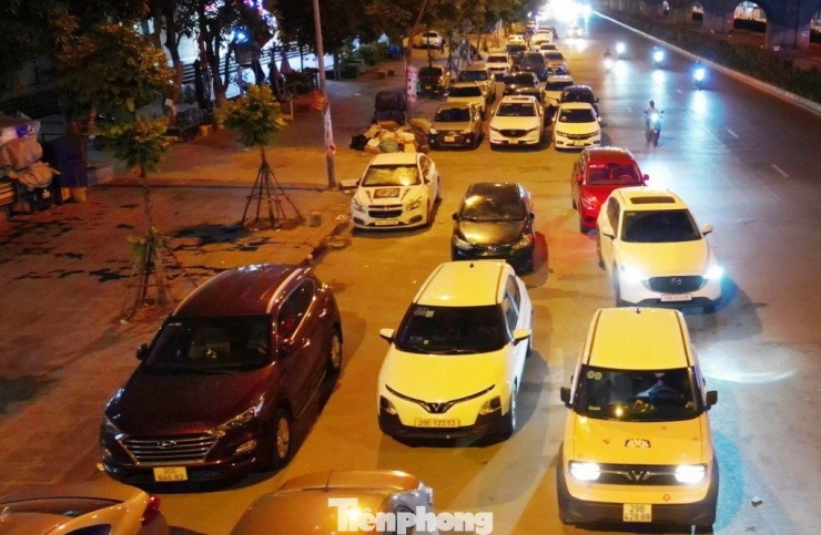 Cận cảnh tuyến đường được Trưởng Phòng CSGT Hà Nội nói 'về đêm là thành bãi xe khổng lồ' - 5