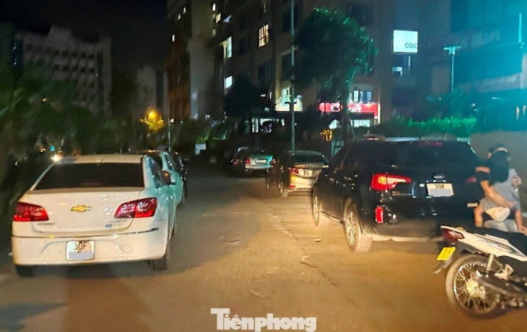 Cận cảnh tuyến đường được Trưởng Phòng CSGT Hà Nội nói 'về đêm là thành bãi xe khổng lồ' - 7
