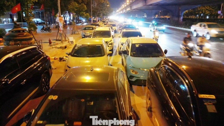 Cận cảnh tuyến đường được Trưởng Phòng CSGT Hà Nội nói 'về đêm là thành bãi xe khổng lồ' - 8