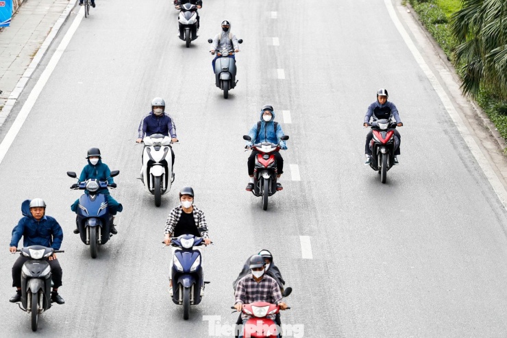 Gió lạnh ùa về, người Hà Nội diện thêm áo ấm ra đường - 1
