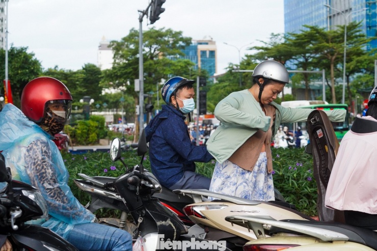 Gió lạnh ùa về, người Hà Nội diện thêm áo ấm ra đường - 4