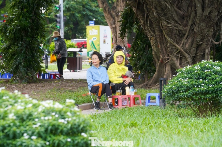 Gió lạnh ùa về, người Hà Nội diện thêm áo ấm ra đường - 11