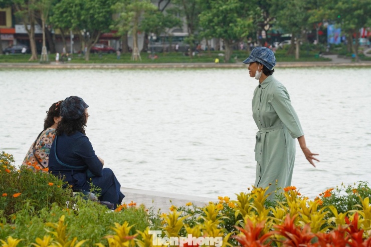 Gió lạnh ùa về, người Hà Nội diện thêm áo ấm ra đường - 14