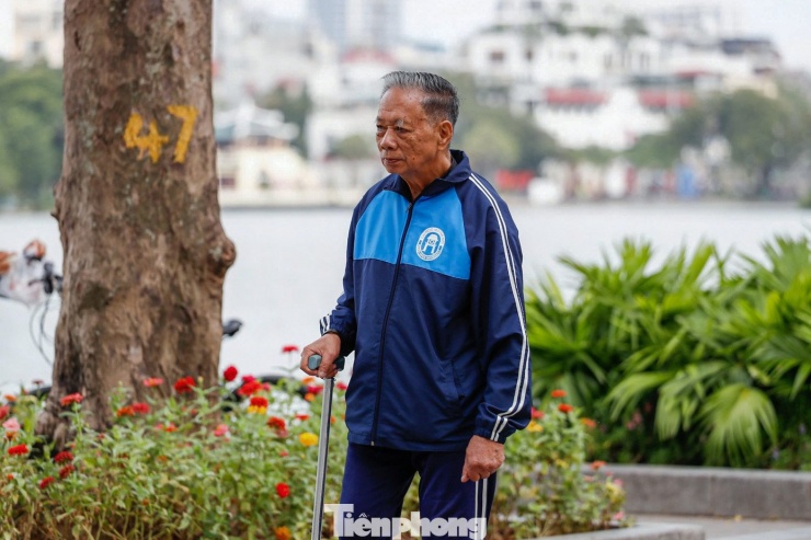 Gió lạnh ùa về, người Hà Nội diện thêm áo ấm ra đường - 13