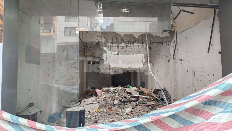 Hà Nội: Tấm bê tông từ ngôi nhà đang phá dỡ rơi đè vào người đi đường - 4