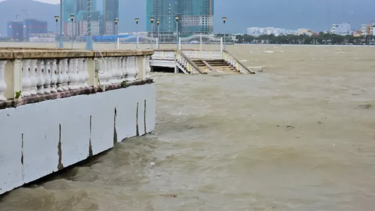 Mực nước sông cách mép trên vỉa hè đường Bạch Đằng khoảng 1m. Ảnh: TẤN VIỆT