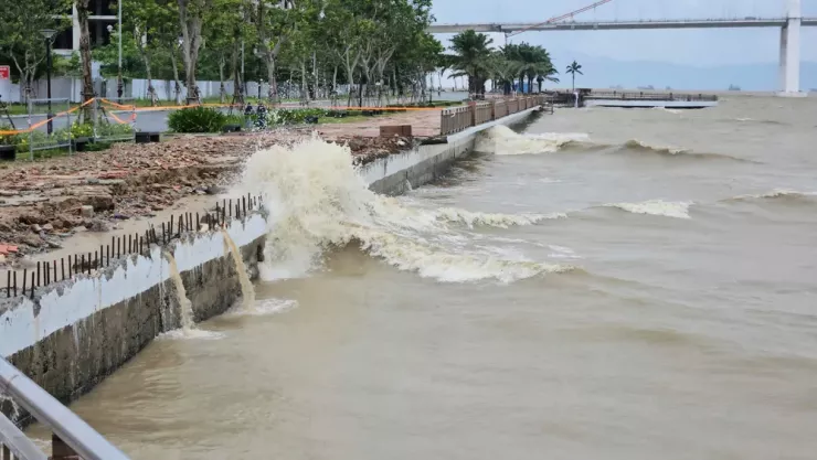 Bờ kè đường Như Nguyệt liên tiếp các đợt sóng cuộn trào đánh mạnh vào bờ kè. Ảnh:TẤN VIỆT