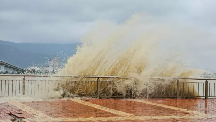 Cột nước vỗ tung tóe lên lan can, vỉa hè. Ảnh: TẤN VIỆT