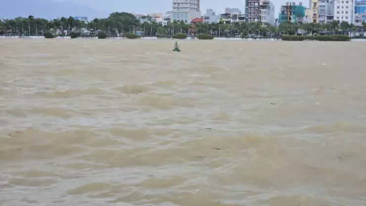 Sông Hàn tại Đà Nẵng nước dâng cao. Ảnh: TẤN VIỆT
