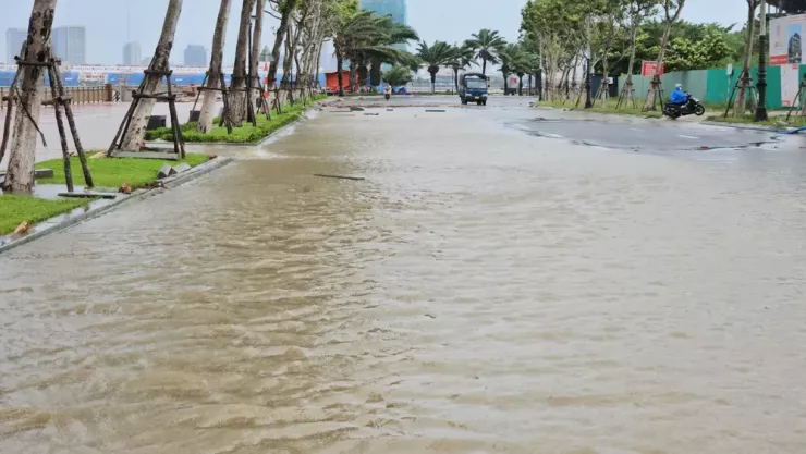 Mặt đường Như Nguyệt ngập khoảng 20cm, kéo dài khoảng 100m. Ảnh: TẤN VIỆT