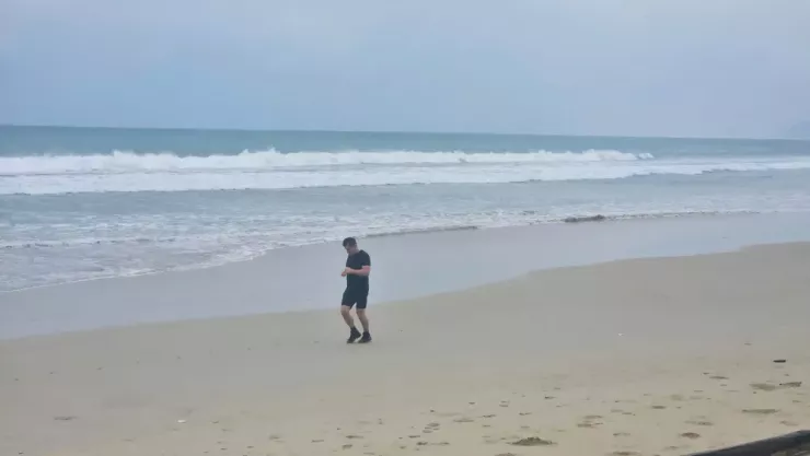 Ven biển phía Đông Đà Nẵng, mực nước biển có phần lùi ra xa hơn so với hôm qua và sóng nhỏ hơn. Tuy nhiên gió đang lớn dần, một số du khách vẫn chạy bộ dưới bờ biển. Ảnh: TẤN VIỆT