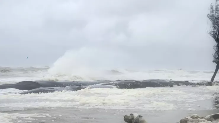 Bờ kè chắn sóng tạm khẩn cấp (vừa được thi công trong tháng 10) giúp chắn sóng, giảm thiểu tác động trực tiếp vào khu dân cư.