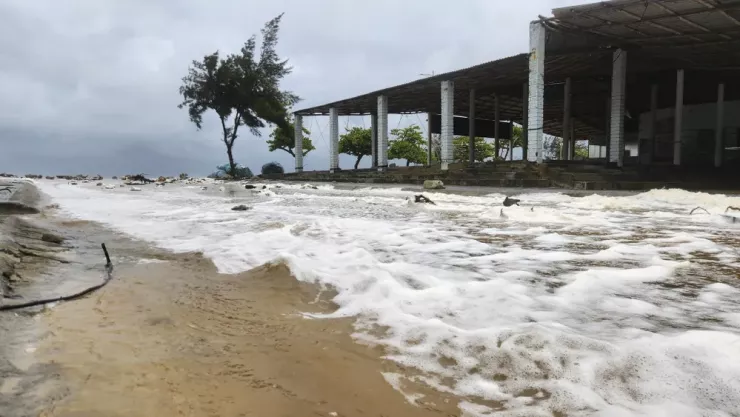 Nước biển vượt qua bờ kè, tràn vào khu vực dân cư.