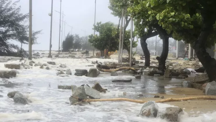 Sóng lớn "tấn công" trực diện vào khu vực hàng quán ven biển của người dân.