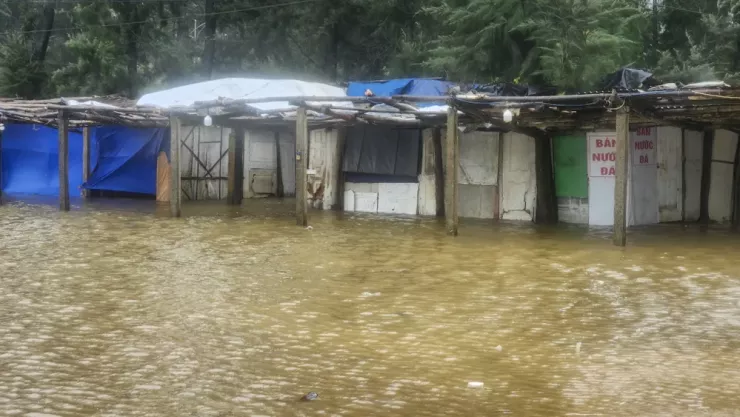 Khu vực bãi đỗ xe, các kho hàng khu vực bãi tắm tại phường Thuận An ngập sâu trong nước.