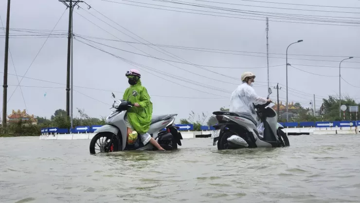 Nước dâng cao khiến giao thông tại TP Huế bị ngập, người dân đi lại gặp nhiều khó khăn.