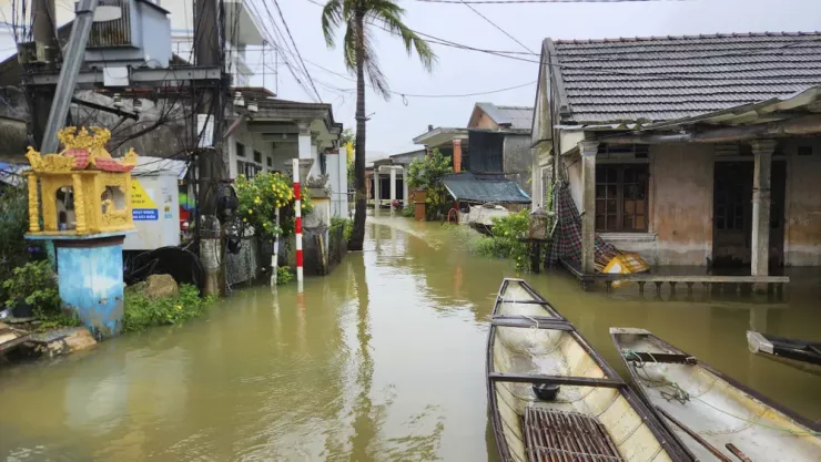 Người dân chuẩn bị sẵn thuyền để phục vụ việc đi lại khi dự báo nước còn tiếp tục dâng cao.