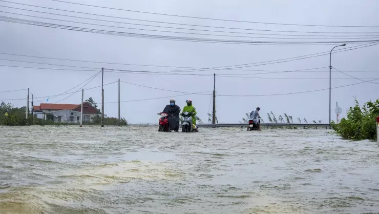 Cơ quan khí tượng cảnh báo, ven biển TP Huế có nước dâng do bão cao 0,4-0,8 m. Nguy cơ cao ngập úng tại vùng trũng thấp, đường giao thông ven biển, sạt lở bờ biển do sóng lớn kết hợp với triều cường và nước dâng do gió.