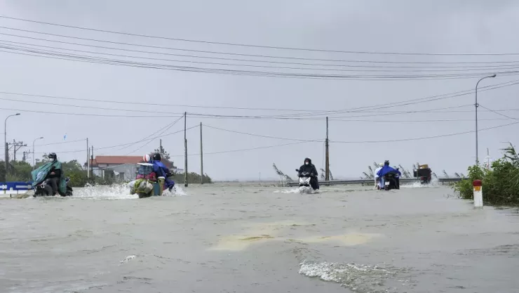 Theo Đài khí tượng thủy văn TP Huế, do bão số 12 kết hợp với không khí lạnh tăng cường, vùng biển TP Huế có gió mạnh cấp 6-7, vùng gần tâm bão đi qua cấp 8, giật cấp 10. Sóng biển cao 3,0-5,0 m, biển động mạnh.