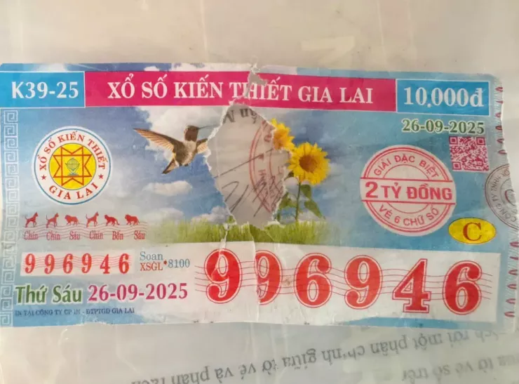 Tờ vé số trúng thưởng bị rách một phần.