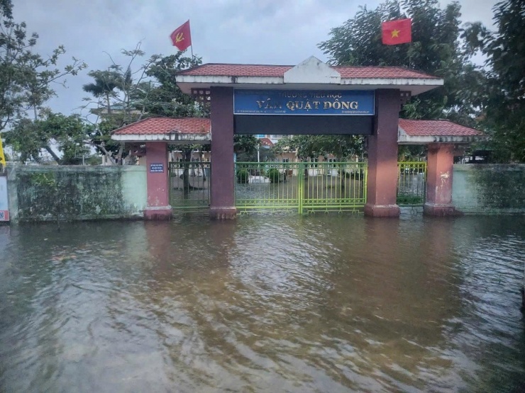 Trường học vùng thấp trũng phường Hóa Châu chủ động cho học sinh nghỉ học từ sáng 22/10.