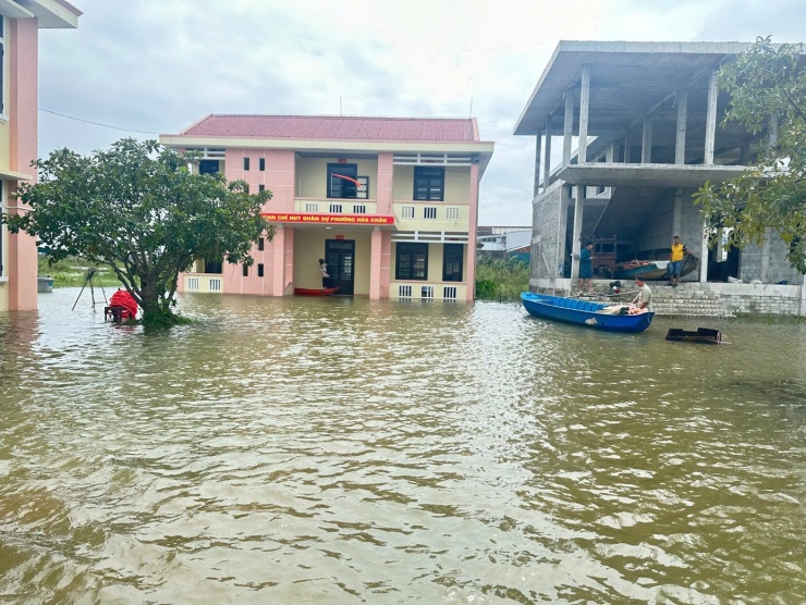 Một góc khu hành chính phường Hóa Châu bị ngập lụt.