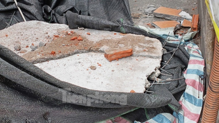 Tấm bê tông văng ra ngoài đường đè lên nạn nhân.