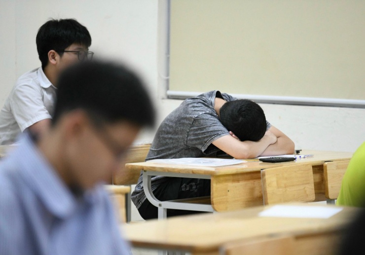 Học sinh dành quá nhiều thời gian sử dụng điện thoại, mạng xã hội sẽ ảnh hưởng đến sự tập trung trong học tập.